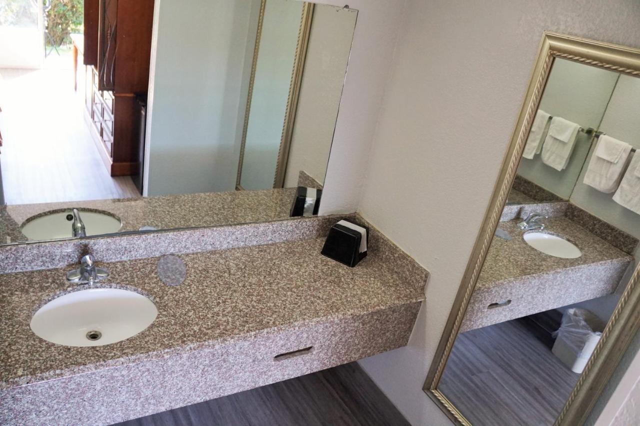 Hotel Elev8 Conroe Bagian luar foto
