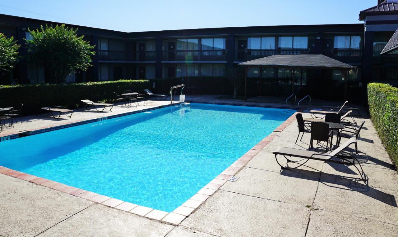 Hotel Elev8 Conroe Bagian luar foto