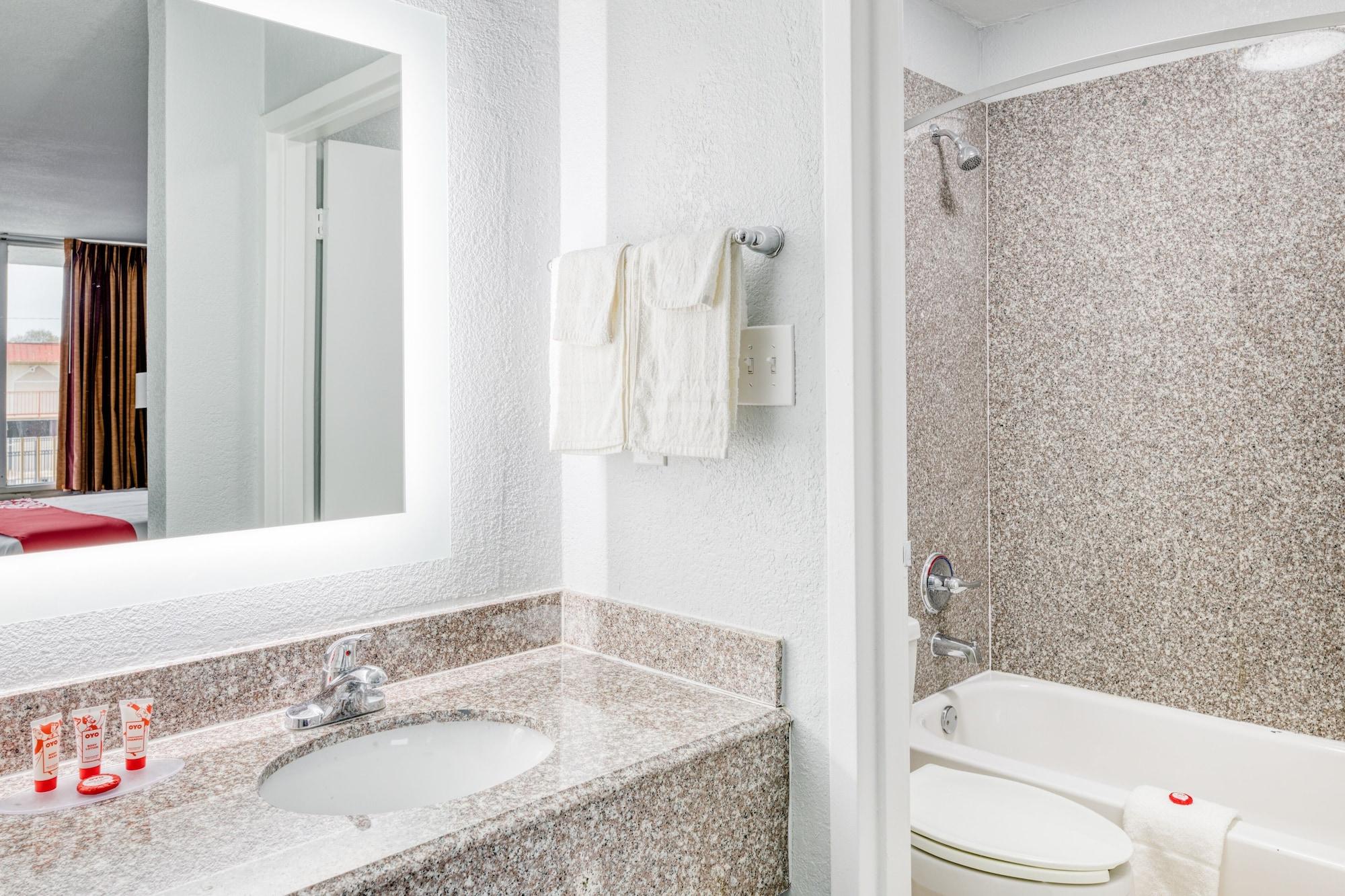 Hotel Elev8 Conroe Bagian luar foto