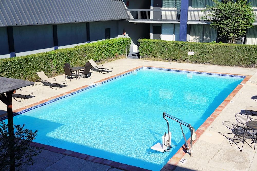 Hotel Elev8 Conroe Bagian luar foto