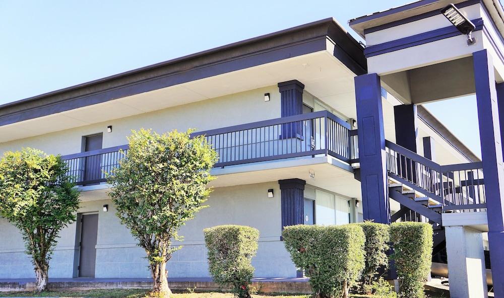 Hotel Elev8 Conroe Bagian luar foto