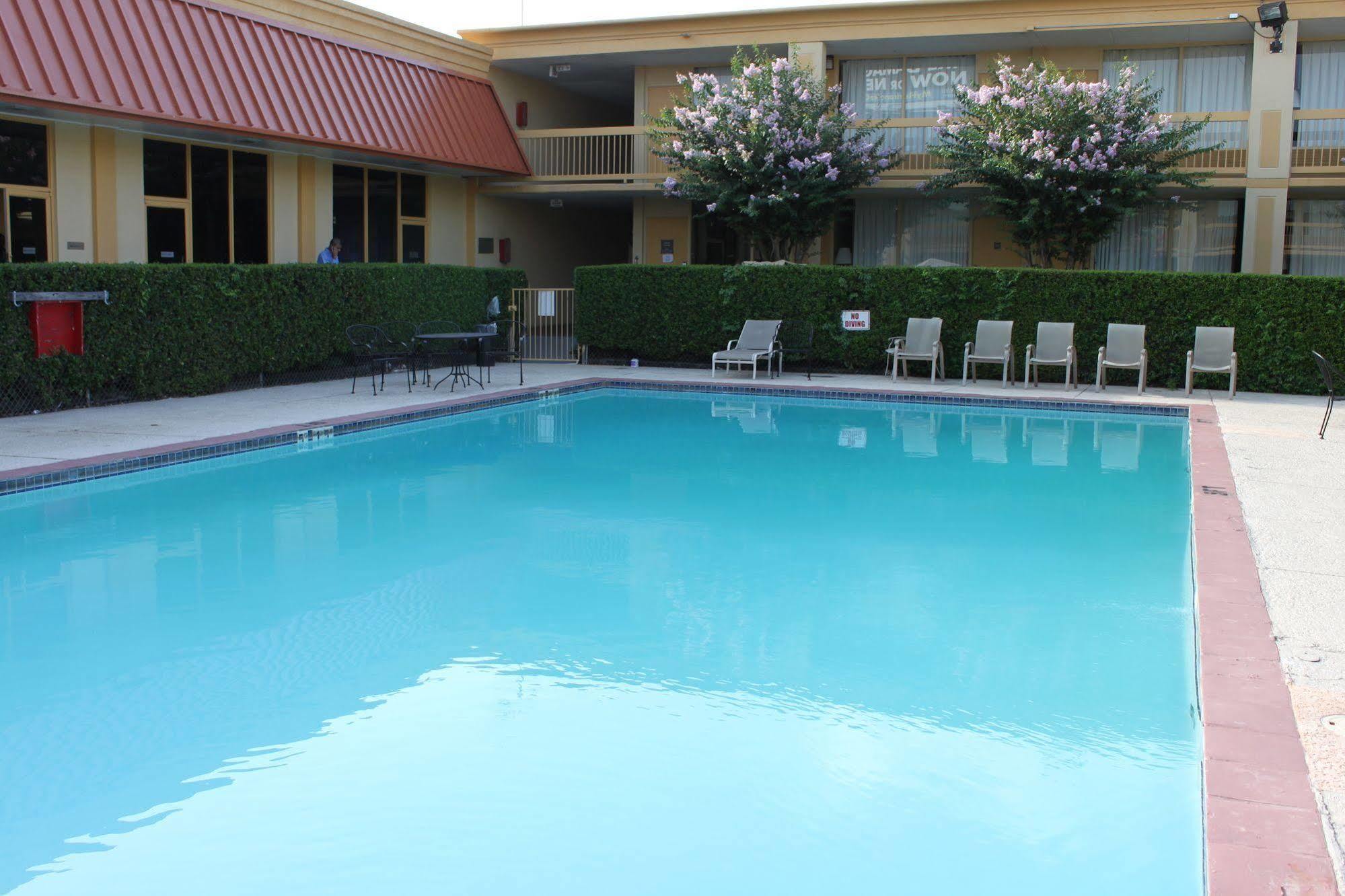 Hotel Elev8 Conroe Bagian luar foto