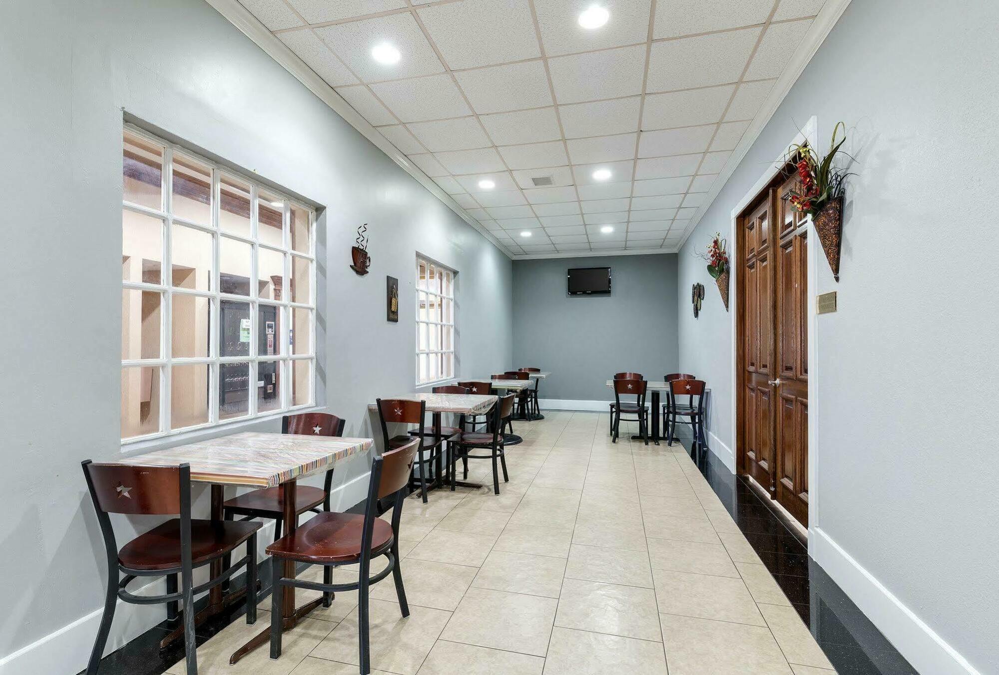 Hotel Elev8 Conroe Bagian luar foto