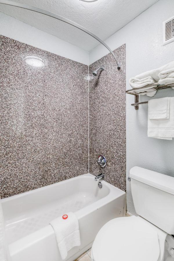 Hotel Elev8 Conroe Bagian luar foto