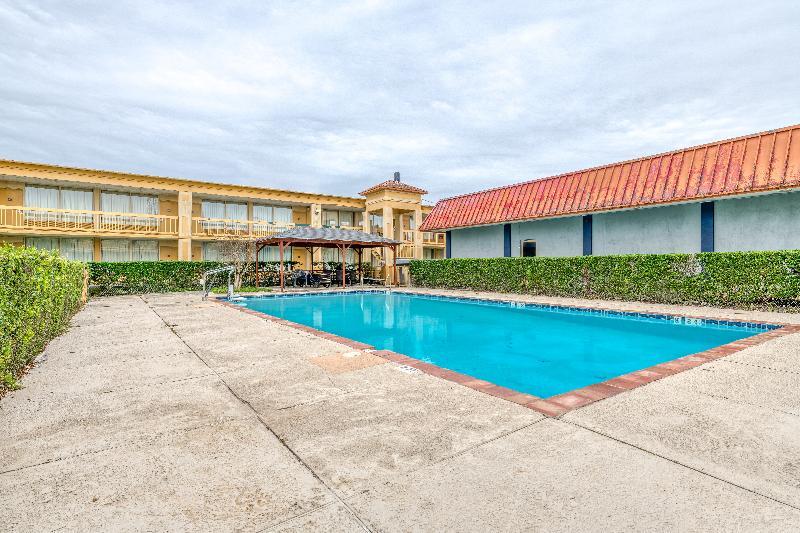 Hotel Elev8 Conroe Bagian luar foto
